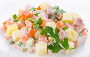 Salátakompozíció kolbász és klasszikus - ez szinte ugyanaz, saláta, ha egy klasszikus