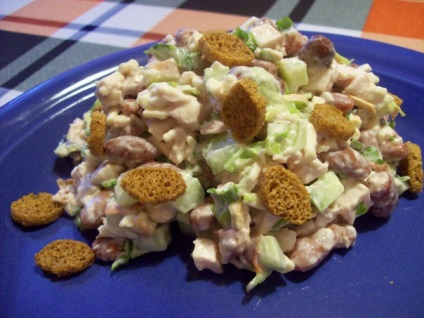 Kirieshki saláta, saláta krutonnal Kirieshki