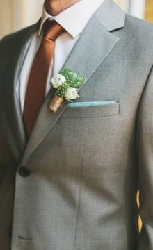 Szürke öltöny a vőlegény az esküvői fotókat és ötleteket kép