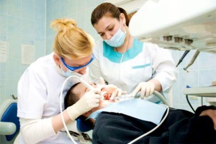 A tünetek és a periodontitis kezelése az alsó vagy a felső állkapocs