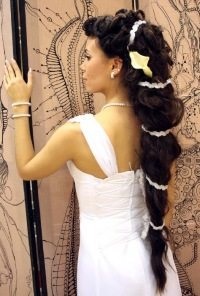 Esküvői frizura a görög stílusban különböző hosszúságú haj