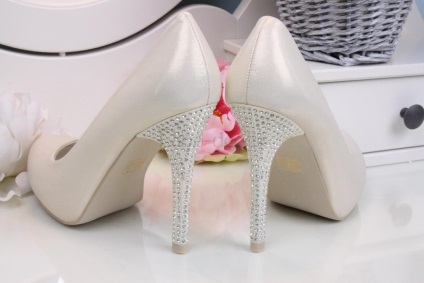 Esküvői cipő 2017 - divat felülvizsgálat a szalon „bazsarózsa dekoráció”
