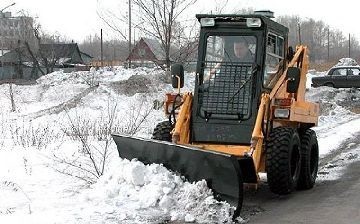 Válogatás a traktor betakarítási területeken a hó és törmelék
