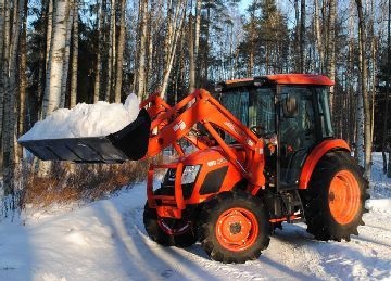 Válogatás a traktor betakarítási területeken a hó és törmelék