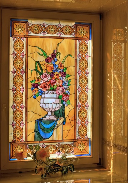 Ólomüveg ablakok egy klasszikus vagy modern belső, a ház vagy lakás, szép design, és (ólomüveg) Ólomüveg ablakok egy klasszikus vagy modern belső, a ház vagy lakás, szép design és