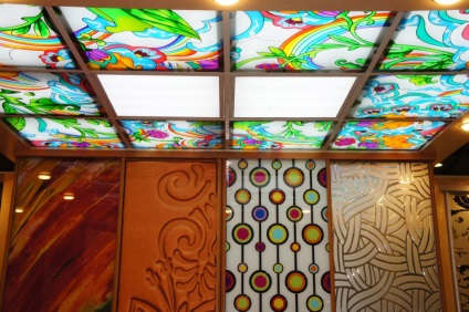 Ólomüveg ablakok egy klasszikus vagy modern belső, a ház vagy lakás, szép design, és (modern) Ólomüveg ablakok egy klasszikus vagy modern belső, a ház vagy lakás, szép design és