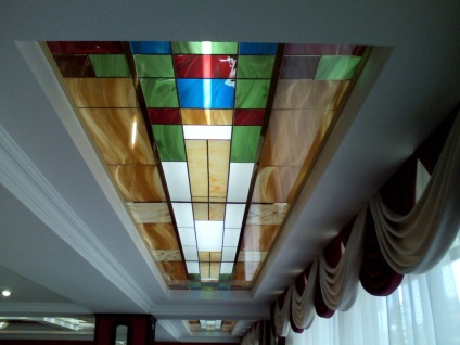 Ólomüveg ablakok egy klasszikus vagy modern belső, a ház vagy lakás, szép design, és (ólomüveg) Ólomüveg ablakok egy klasszikus vagy modern belső, a ház vagy lakás, szép design és