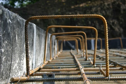 Rakjuk betonacél kezét -, hogyan kell kötni erősítő