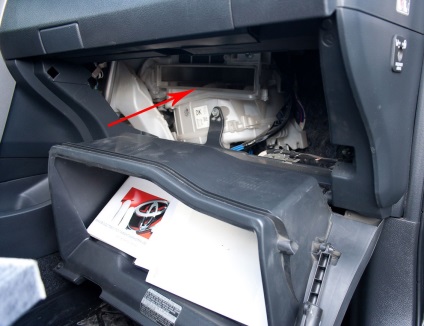 Helyettesítés kabin szűrő Toyota Corolla (Toyota) Cseréje a fülke szűrőt egy Toyota Corolla