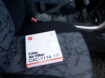 Helyettesítés kabin szűrő Toyota corolla (belső) Cseréje a fülke szűrőt egy Toyota Corolla