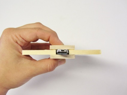 Tok USB flash meghajtó a kezeddel, a nap festékek (a kezüket) Tok USB flash meghajtó a kezeddel, a nap festékek