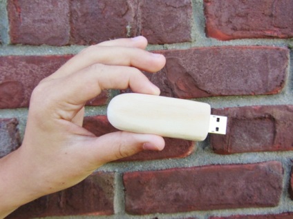 Tok USB flash meghajtó a kezeddel, a nap festékek