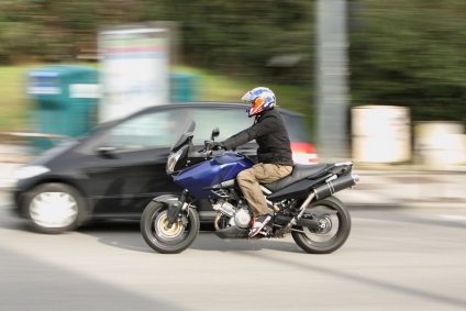 Hogyan kell biztonságosan vezetni egy motorkerékpár - a sorok között, és gyorsabb, mint a többi