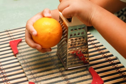 Hogyan lehet eltávolítani a héját a citrom és narancs Videó