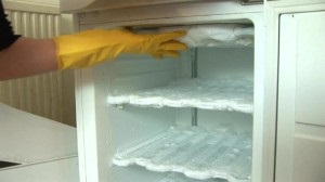 Hogyan leolvasztás a hűtőben, tippek és videók