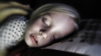 Hogyan készítsünk egy gát a gyermekek ágya - akadályt az ágy kezével - a gyermek biztonsága