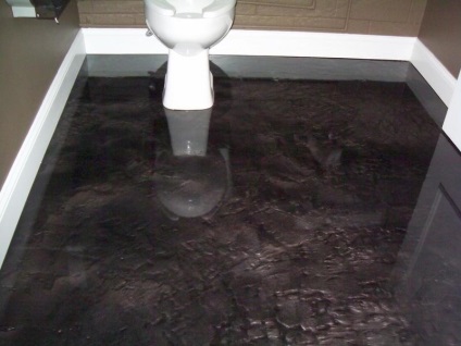 Hogyan készítsünk akril polimer cement önterülő padló a fürdőszobában