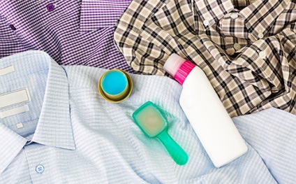 Hogyan lehet eltávolítani a gumiréteg ruhát otthon segítségével vasaló, fagyasztó, alkohol és olaj
