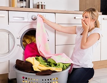 Hogyan lehet eltávolítani a gumiréteg ruhát otthon segítségével vasaló, fagyasztó, alkohol és olaj