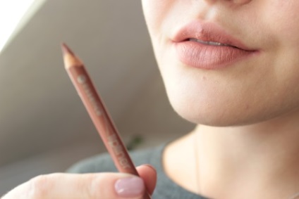 Ajak ceruza (44 fotó), hogyan kell használni, hogyan kell festeni, kozmetikumok univerzális (jobbra) Ajak ceruza (44 fotó), hogyan kell használni, hogyan kell festeni, kozmetikumok egyetemes