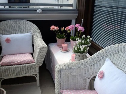 Відповідна меблі для балкона, 13 фото прикладів гарних меблів, виготовлення поличок і шафи на