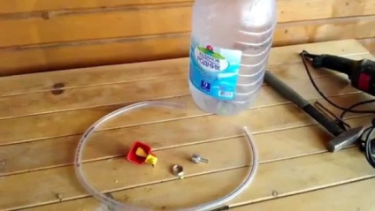 Az ivó a csirkék egy műanyag palack kezét fotó és videó felülvizsgálat