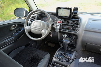 Építése a SUV kezével Suzuki Grand Vitara - egy lenyűgöző eset (Suzuki) Építése a SUV kezével Suzuki Grand Vitara - egy lenyűgöző eset
