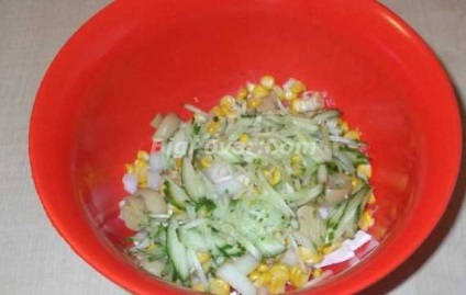 Saláta gombával, csirkével és kukoricacsíra-recept fotókkal és magyarázatokkal