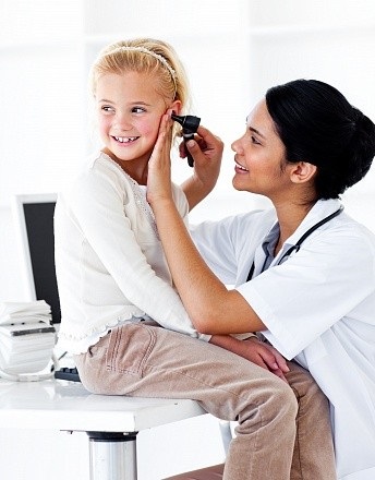 У дитини болить вухо, що робити причини і лікування