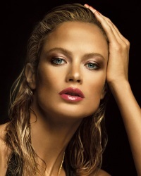 Bronzer - egy képzett szobrász smink (smink) Bronzer - egy képzett szobrász smink