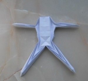 Az ember csinál origami papír számok, sziluettek és arcok