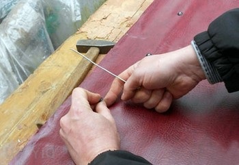 A hüvelyébe a régi, fából készült ajtó és okosyachku (obsadu) saját kezűleg (fa) A hüvelyébe a régi, fából készült ajtó és okosyachku (obsadu) saját kezűleg