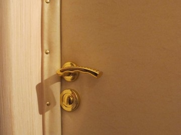 A hüvelyébe a régi, fából készült ajtó és okosyachku (obsadu) saját kezűleg (fa) A hüvelyébe a régi, fából készült ajtó és okosyachku (obsadu) saját kezűleg