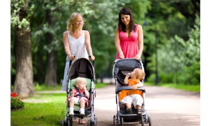 Adj tanácsot, hogyan válasszuk ki a babakocsi, úgy a fajta és típusú, az előnyök és munusy