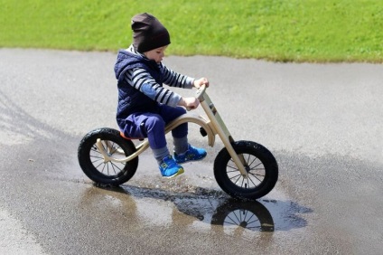 Gyermek fa kerékpáros szakaszon - megy át egy szánkó, gyermek hintaló és több