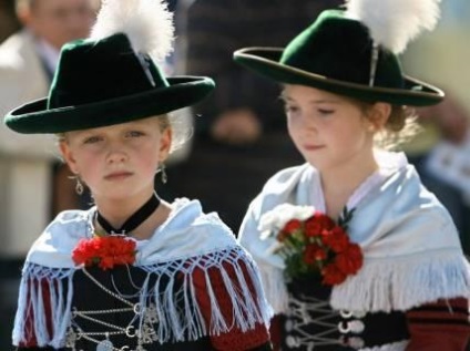 Dirndl-tett egy finom (vagy - dirndl- viselni ezt a művészet!) - tetőtérben egy harang, és egy ablak az égen