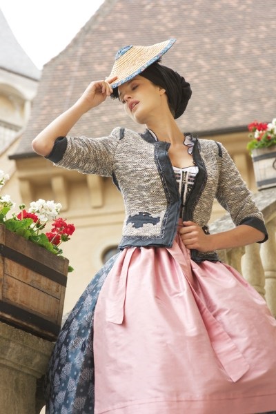 Dirndl, vagy egy kicsit a német stílus, stilouette stylist szolgáltatások online, Németországban és Frankfurt (a téma a népviselet) Dirndl, vagy egy kicsit a német stílus, stilouette stylist szolgáltatások online, Németországban és Frankfurt