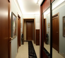 A design egy szűk folyosón a lakásban (fotókkal) (keskeny) A design egy szűk folyosón a lakásban (fotókkal)