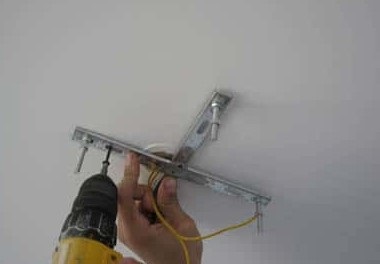 Hogy ne essen bele a vezeték fúrás közben falak és a mennyezet (drill) Hogy ne essen bele a vezeték fúrás közben falak és a mennyezet