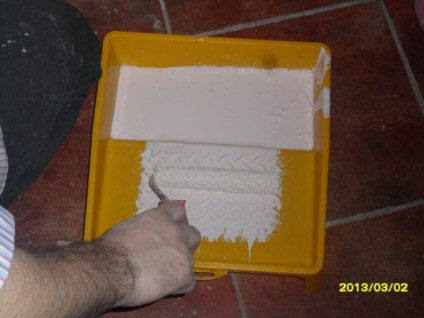 Hogyan fessünk festhető tapéta (Paper falfestés) Hogyan kell festeni festhető tapéta