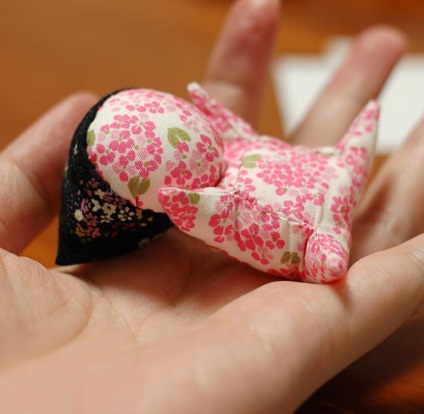 Hogyan készítsünk saját kezűleg japán amulett sarubobo (hobbi) Hogyan készítsünk saját kezűleg japán amulett sarubobo
