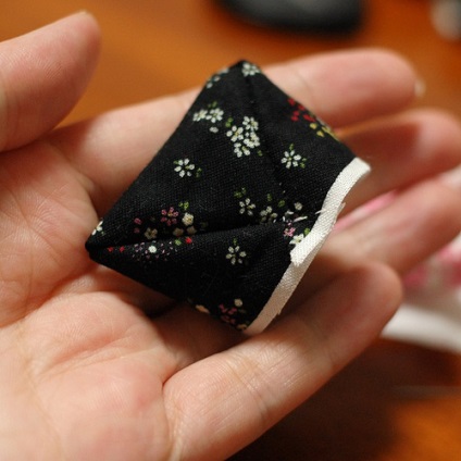 Hogyan készítsünk saját kezűleg japán amulett sarubobo
