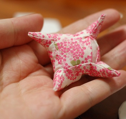 Hogyan készítsünk saját kezűleg japán amulett sarubobo (kézműves kezüket) Hogyan készítsünk saját kezűleg japán amulett sarubobo