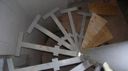 Lépcsőház nyitott U-sarok kezével fém profil, cső használatát (fotó)
