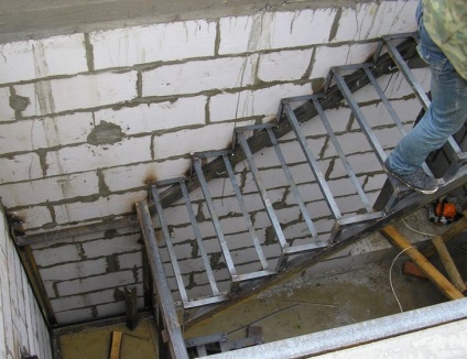 Lépcsőház nyitott U-sarok kezével fém profil, cső használatát (fotó)