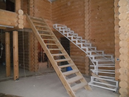 telepítési módszereket saját kezűleg a lépcsőn egy fém keret a második emeletre, fotó
