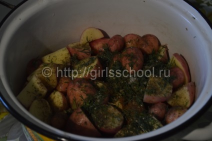 Fiatal burgonyát serpenyőben, ízletes főzni újburgonya recept fotó, lányok iskolába