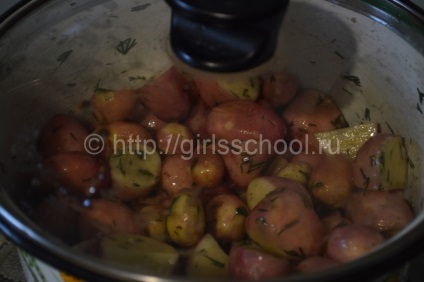 Fiatal burgonyát serpenyőben, ízletes főzni újburgonya recept fotó, lányok iskolába