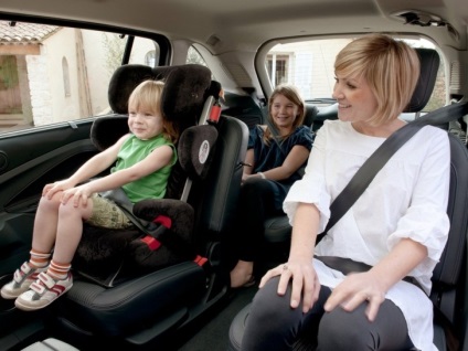 Lehetséges, hogy készítsen egy gyermek és csecsemő autósülés az első ülésen