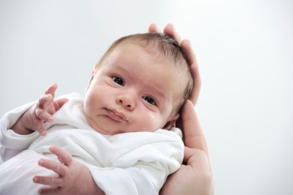 Újszülött az otthoni gondozó a baba az első héten (baby) Újszülött az otthoni gondozó a baba az első héten